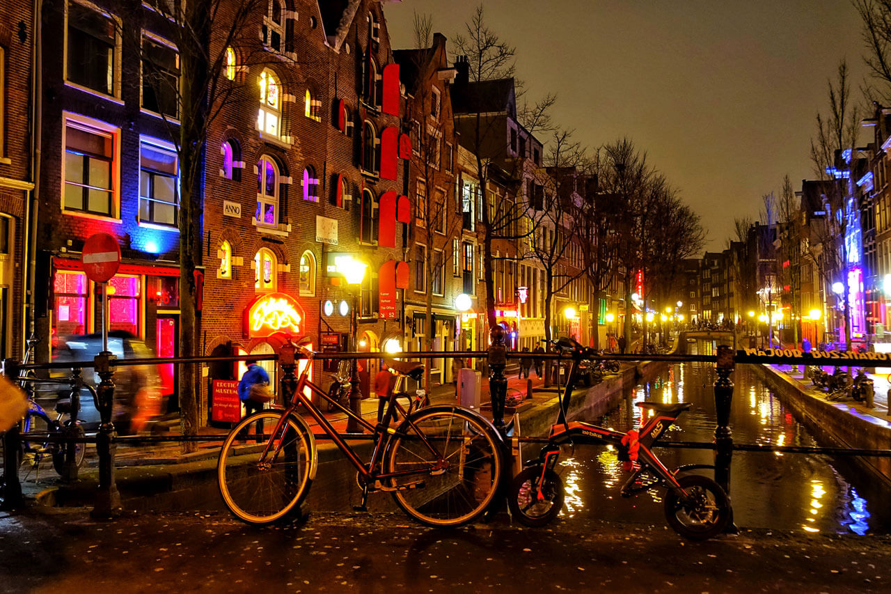 Amsterdam_Niederlande_Rotlichtviertel_bei_Nacht_2