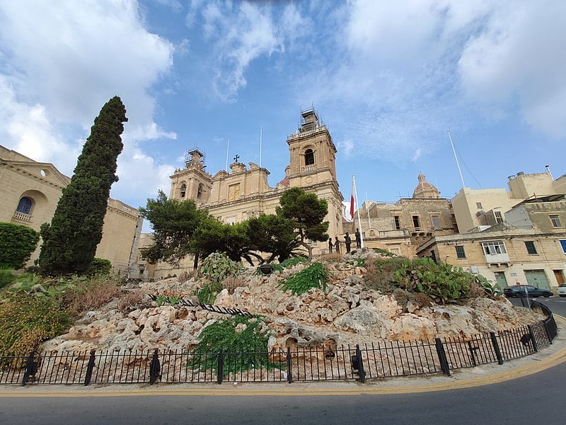 Freedom_Monument_in_Birgu_Square